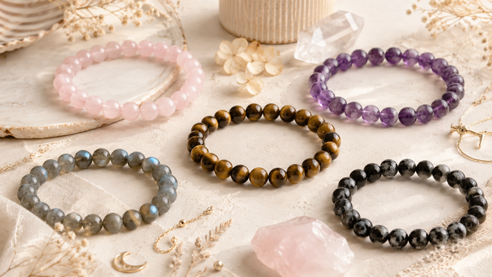 Bracelets en pierres naturelles : quartz rose, améthyste, œil de tigre, labradorite et pierre noire.