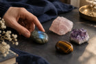 Illustration de quartz rose, labradorite, améthyste et œil de tigre pour choisir sa première pierre