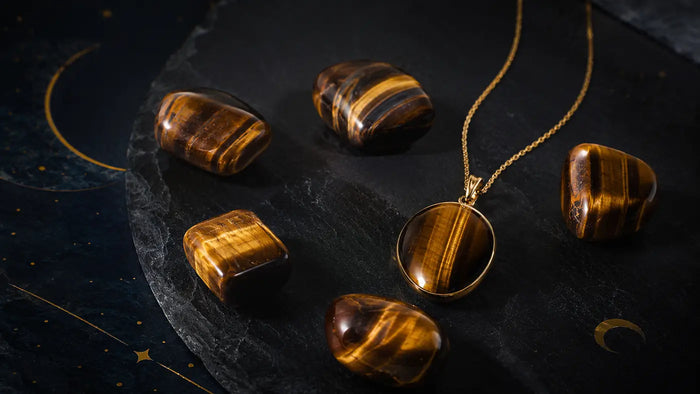 Pierres et pendentif en œil de tigre aux reflets dorés